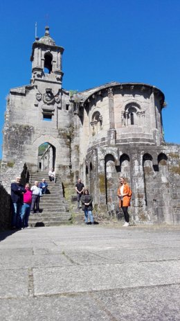 Alcaldes y responsables de la Diputación de A Coruña abordan en un encuentro la reapertura del monasterio de Caaveiro