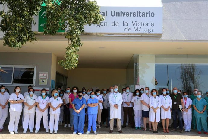 Minuto de silencio por parte de los profesional del Hospital Clínico a las víctimas del Covid-19