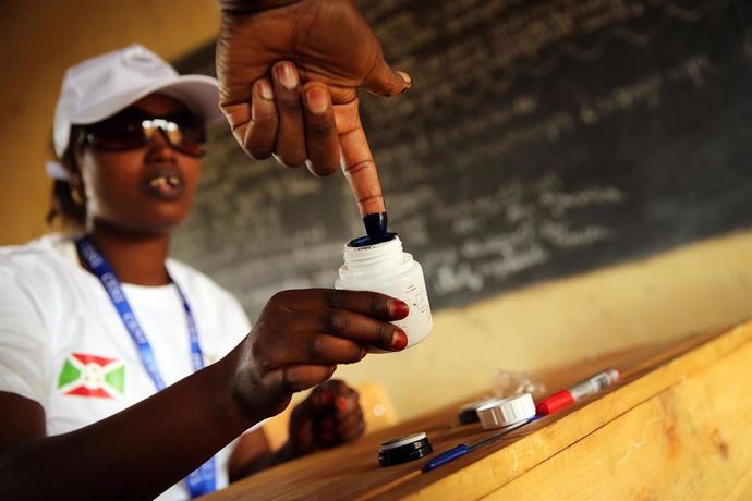 Una persona vota durante las elecciones parlamentarias de 2015 en Burundi