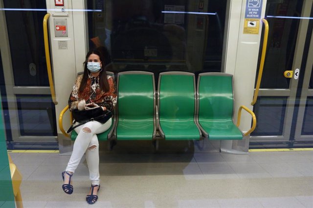 Un pasajero con mascarillas en el metro de Málaga. En Málaga (Andalucía, España), a 04 de mayo de 2020.