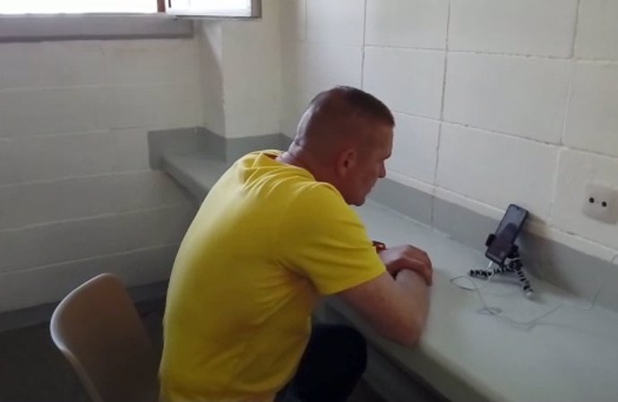 Un preso en la cárcel de Quatre Camins, en La Roca del Valls (Barcelona), hace una videollamada con un móvil.