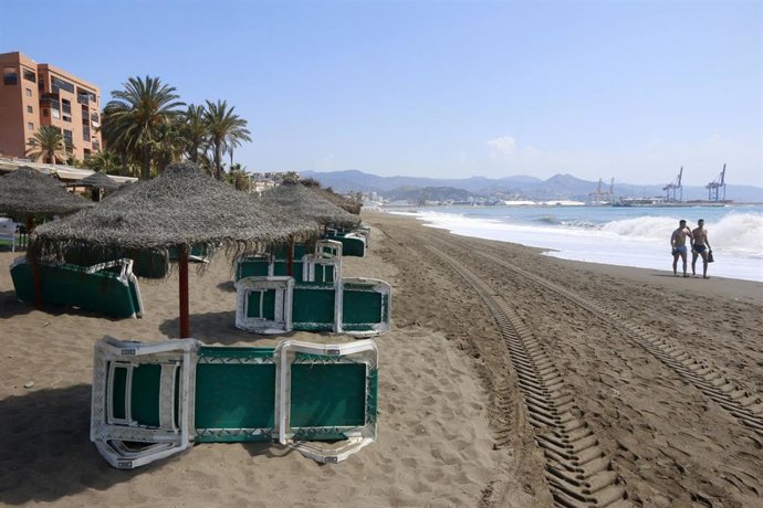 Paseantes disfrutan de la playa de Huelín durante la Fase 1 del Estado de Alarma. Málaga a 27 de mayo del 2020