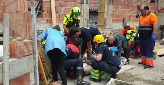 Dos trabajadores heridos tras caer de un andamio en Urzainqui.