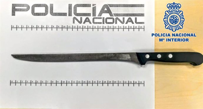 Nota De Prensa: La Policía Nacional Reduce A Un Individuo Que Amenazaba A Los Transeúntes Armado Con Un Cuchillo En Jerez De La Frontera