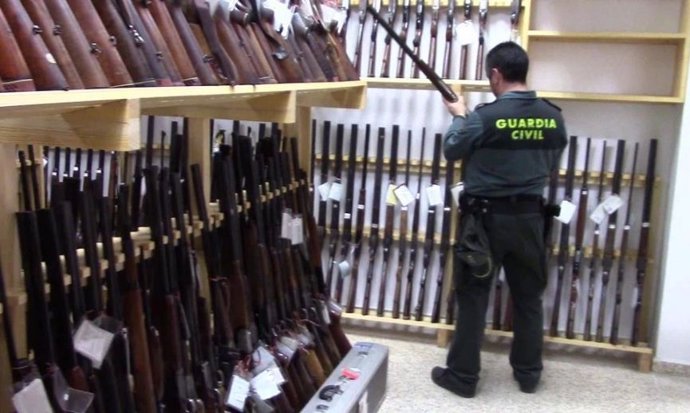 Imagen de una armería donde se guardan las armas requisadas por la Guardia Civil.