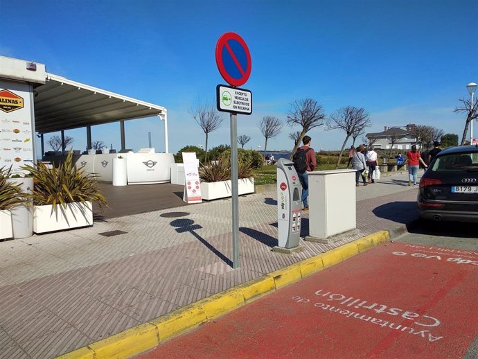 Punto de recarga eléctrico de EDP en la playa de Salinas, Castrillón, Asturias.