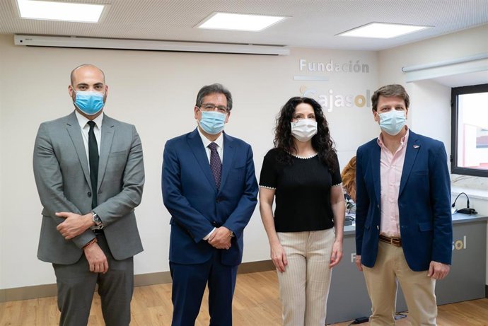 El presidente de la Fundación Cajasol, Antonio Pulido, y la consejera de Igualdad, Rocío Ruiz, en su visita al teléfono de atención social.  
