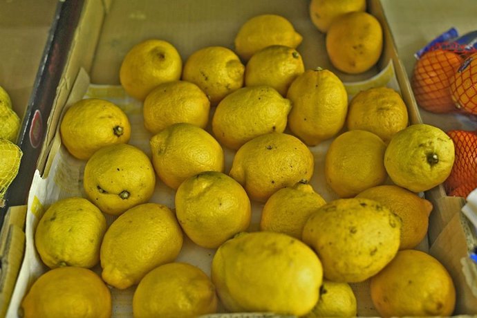Caja de limones en un mercado de Madrid.