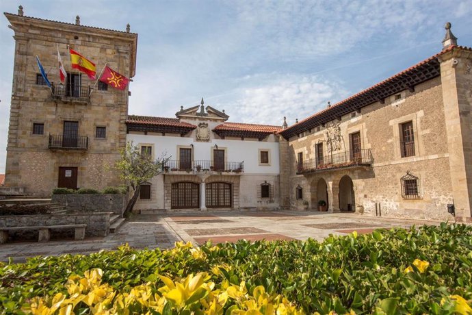 Fachada del Ayuntamiento de Camargo