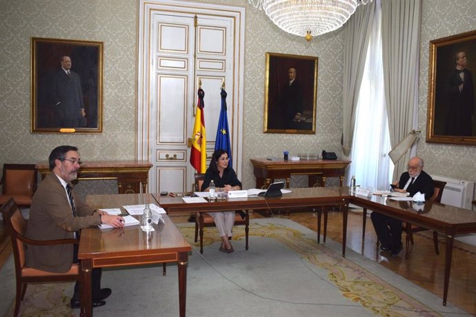 La ministra de Política Territorial, Carolina Darias, en un encuentro bilateral con el consejero de Administraciones Públicas de Canarias, Julio Pérez