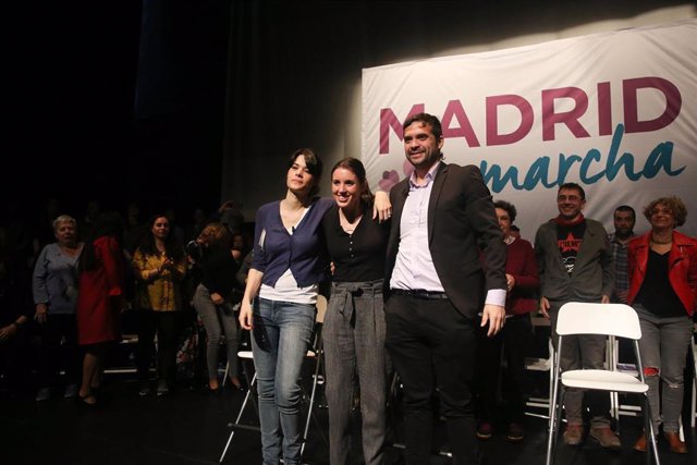 Isa Serra e Irene Montero junto a Jesús Santos en un acto programático de Podemos en Alcorcón