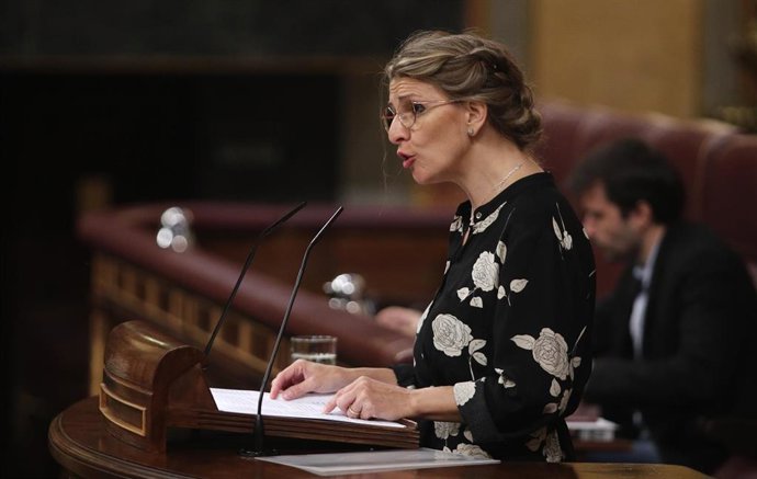 La ministra de Trabajo y Economía Social, Yolanda Díaz, interviene en el pleno de control al Gobierno centrado en las medidas post-COVID 19, la derogación de la reforma laboral y la destitución por parte del ministro del Interior, Fernando Grande-Marlas