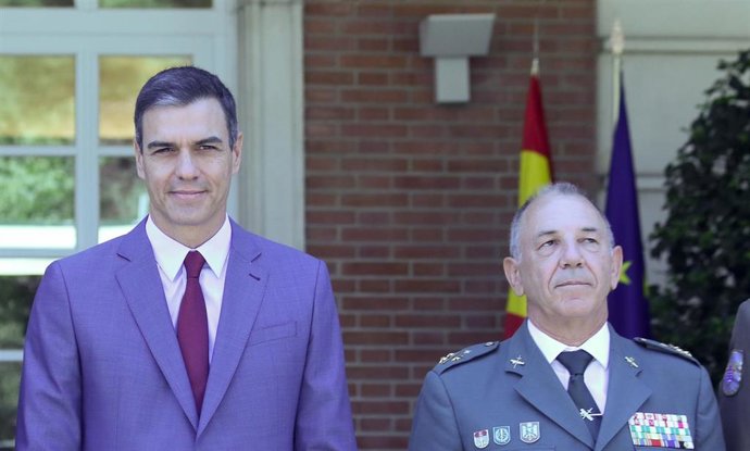 El presidente del Gobierno, Pedro Sánchez, y el teniente general de la Guardia C
