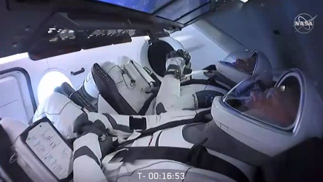 Los astronautas Harley y Behnken en el interior de la Crew Dragon 