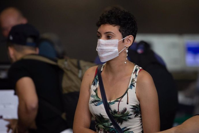 Una mujer ataviada con una mascarilla en el Aeropuerto Internacional de Guarulhos, Sao Paulo, en el sur de Brasil.