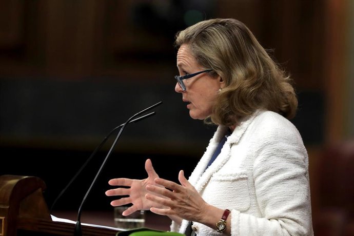 La vicepresidenta de Asuntos Económicos, Nadia Calviño, interviene durante el debate este miércoles en el Congreso de la quinta prórroga del estado de alarma después de que el Gobierno rectificara ante la presión de los grupos y solicitara una ampliació