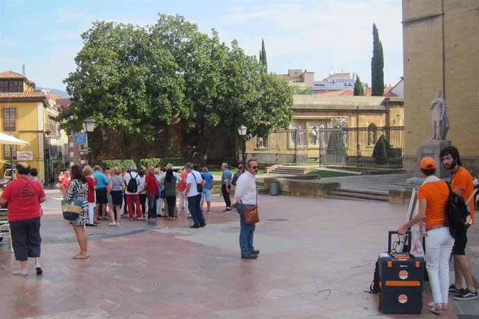 Turistas en Oviedo en una imagen de archivo.