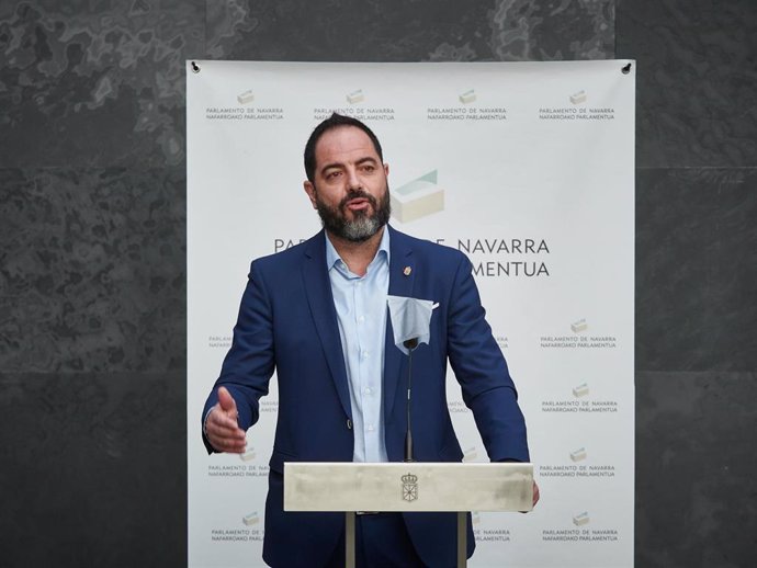 El portavoz parlamentario de PSN, Ramón Alzórriz, realiza declaraciones en el Parlamento de Navarra.
