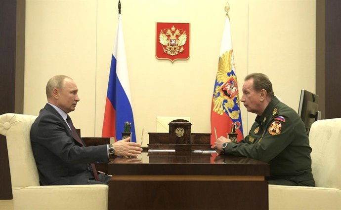 El presidente de Rusia, Vladimir Putin, se reúne con el director del Servicio Federal de Tropas de la Guardia Nacional