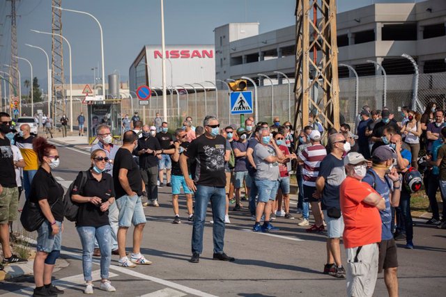 Treballadors de la planta de producció de Nissan a Barcelona es concentren en l'exterior de la fàbrica en la Zona Franca el dia en el qual fabricant japonès d'automòbils ha decidit tancar-la. A Barcelona, Catalunya (Espanya), a 28 de maig de 2020.