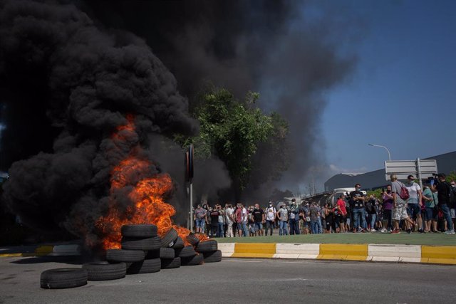 Trabajadores de Nissan incendian neumáticos en la planta de Zona Franca de Barcelona tras conocer el cierre de la planta, en Barcelona, el 28 de mayo de 2020.