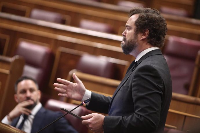 El dirigente de Vox y portavoz en el Congreso de los Diputados, Iván Espinosa de los Monteros, durante su intervención donde ha consultado al Gobierno qué impuestos está valorando, en el pleno de control centrado en las medidas post-COVID 19, la derogac