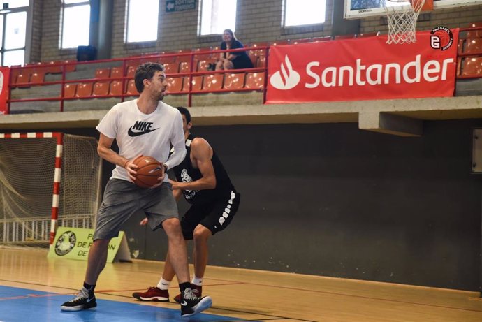 El jugador español Pau Gasol en una edición de su 'Pau Gasol Academy by Santander', que en 2020 será virtual y gratuita