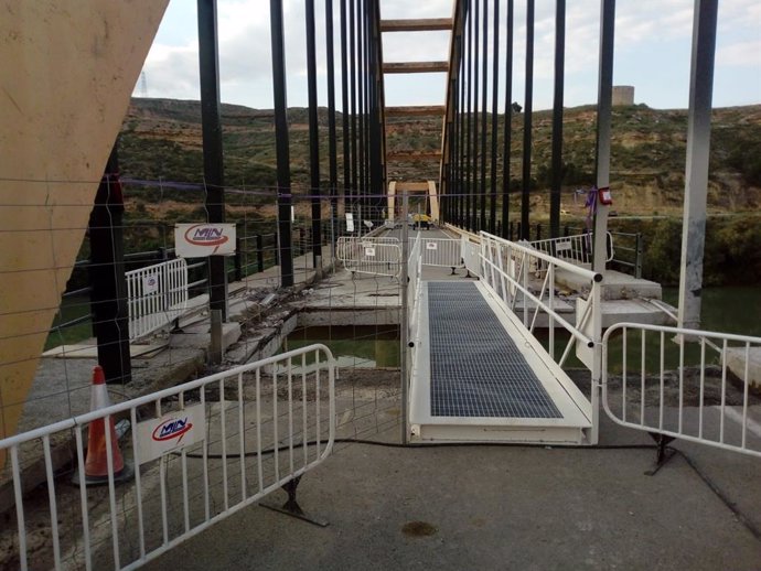 Las obras en el puente de Sástago (Zaragoza) obligan a la modificación de los horarios de acceso peatonal.