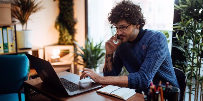 Un hombre teletrabajando