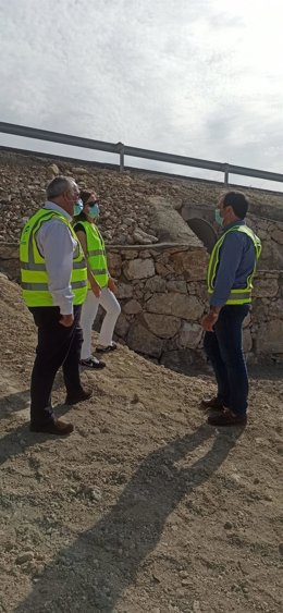 El delegado territorial, Jesús Estrella en la A-306 en puntos de Porcuna y Torredonjimeno.