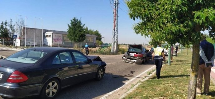 Imagen de los dos vehículos tras la colisión en el Camino Viejo de Simancas.