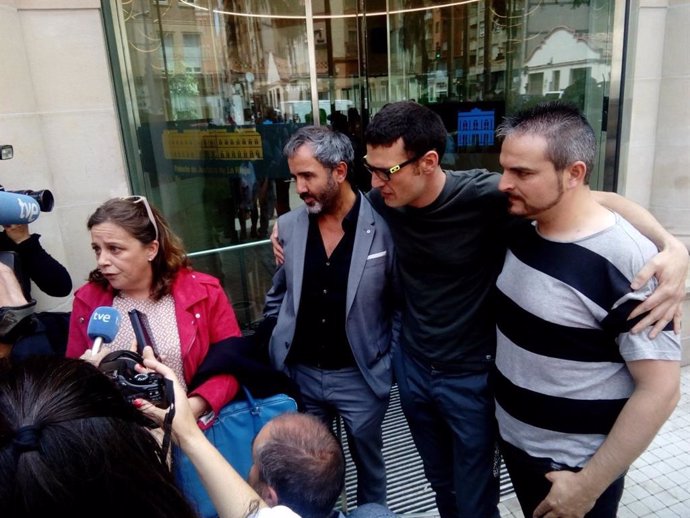 Los procesados por la huelga general del 14 N, Pablo Alberdi y Jorge Merino, ambos a la derecha y sus abogados Endika Zulueta y Henar Moreno a la izquierda
