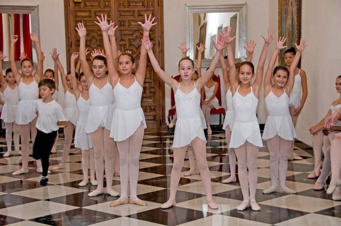Imagen de archivo de alumnos del Conservatorio Elemental de Danza de la Diputación de Cáceres en una visita al palacio provincial