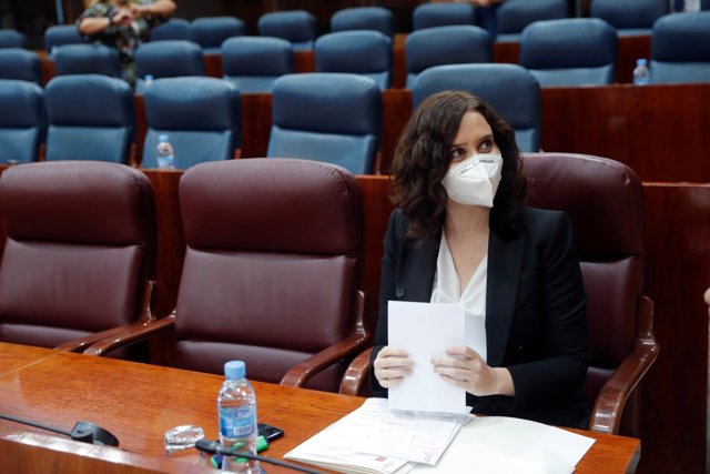 La presidenta de la Comunidad de Madrid, Isabel Díaz Ayuso toma asiento antes del pleno de la Asamblea de Madrid celebrado este jueves, en Madrid (España), a 28 de mayo de 2020.