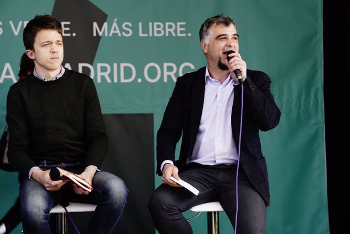 El diputado de Más País, Íñigo Errejón, con el portavoz de Más Madrid Ganar Móstoles, Gabriel Ortega.