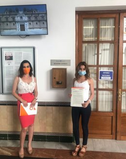 La diputada parlamentaria de Ciudadanos, Mercedes López, junto a la secretaria del grupo Ciudadanos y portavoz de la Comisión de Igualdad, Teresa Pardo.