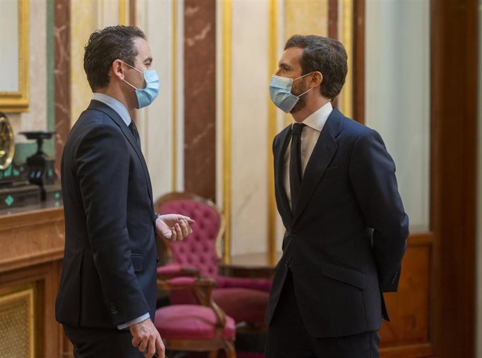 El secretario general del Partido Popular, Teodoro García Egea, habla con el presidente del PP, Pablo Casado, en el Congreso de los Diputados, Madrid (España), a 27 de mayo de 2020.