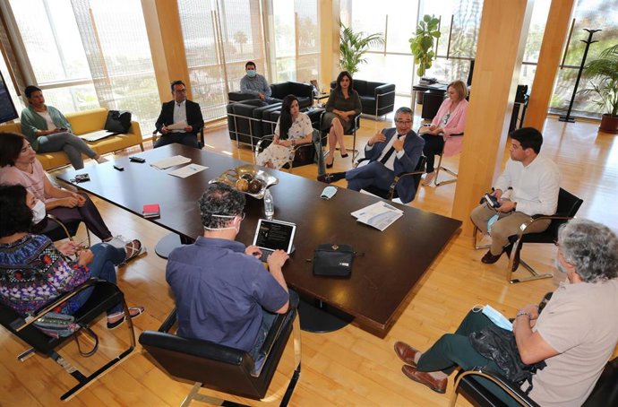 El presidente de la Diputación de Málaga, Francisco Salado, junto a técnicos de la institución provincial, en un encuentro con representantes de la Asociación Pueblo de Benajarafe y Chilches