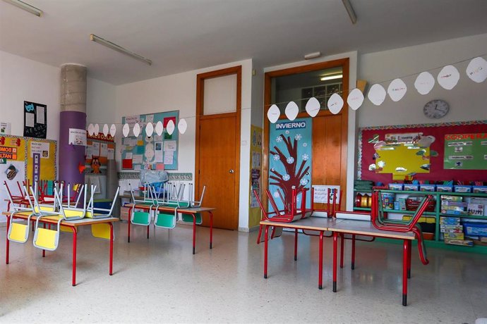 Mesas y sillas recogidas en un aula del Centro de Educación Infantil (archivo)
