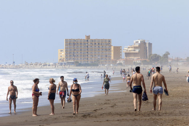Paseantes disfrutan de la playa de Huelín durante la Fase 1 del Estado de Alarma. Málaga a 27 de mayo del 2020