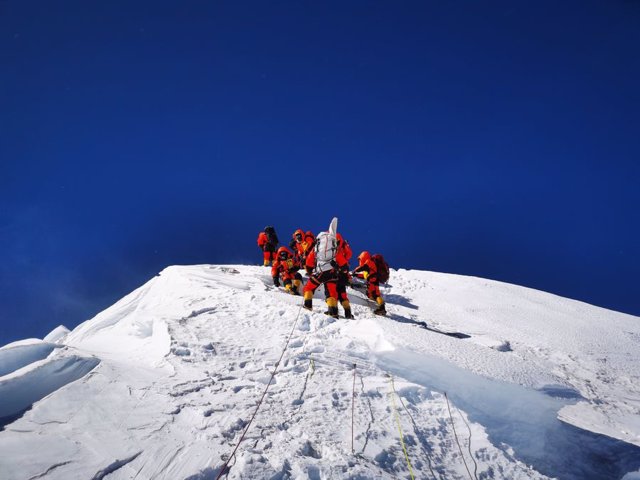 Científicos chinos coronan la cumbre del Everest para instalar equipos que permitan medir su altura exacta