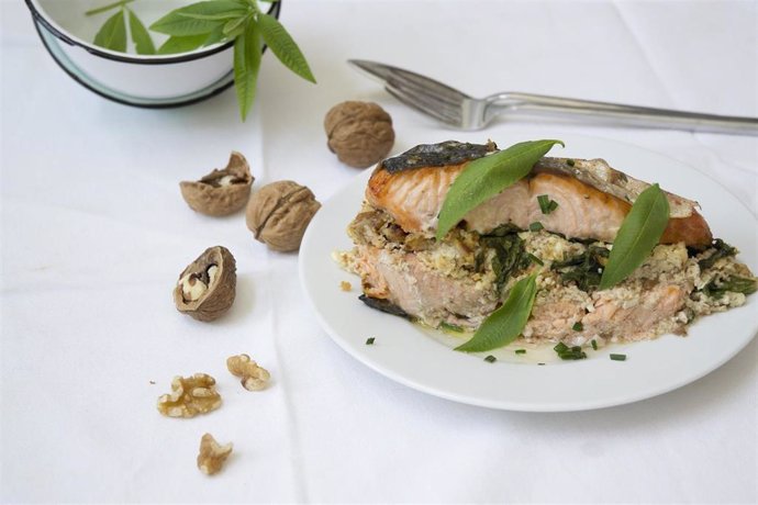 Salmón, pescado, pescado azul, nueces, receta saludable, dieta equilibrada