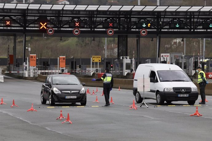 Efectivos de la Guardia Civil y de la Unidad de Intervención Policial (UIP) de la Policía Nacional realizan controles en la frontera con  Francia, a 17 de marzo de 2020.