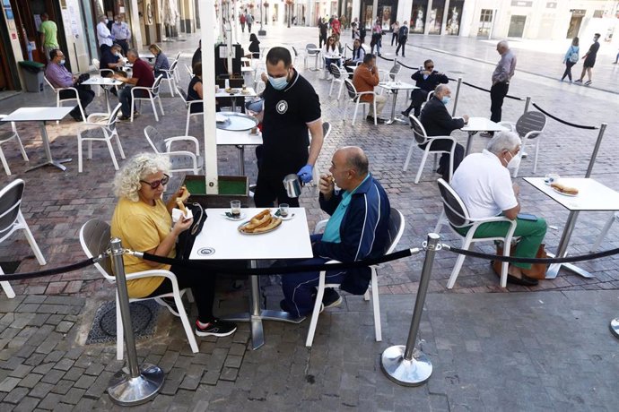 Primeros clientes disfrutan de las terrazas de las cafetería de Málaga 