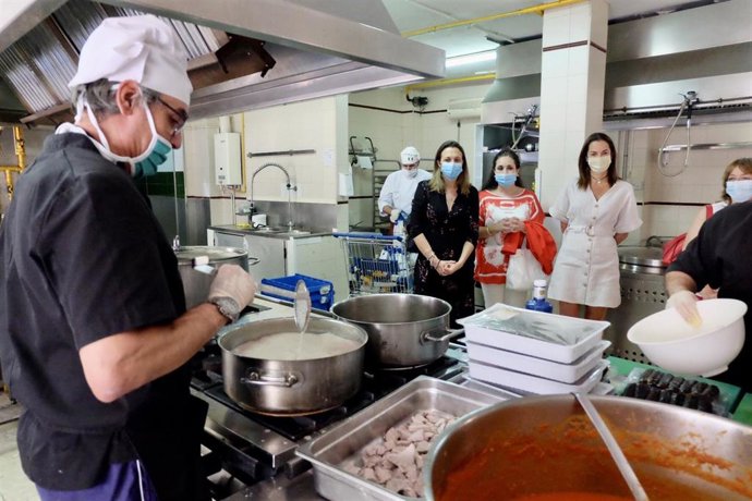La concejal de Poliíticas Sociales e Igualdad del Ayuntamiento de Huelva, María José Pulido y  la representante de la Fundación Cepsa en Huelva, Teresa Millán, en su visita a la cocina habilitada en la Escuela de Hostelería Virgen de Belén.