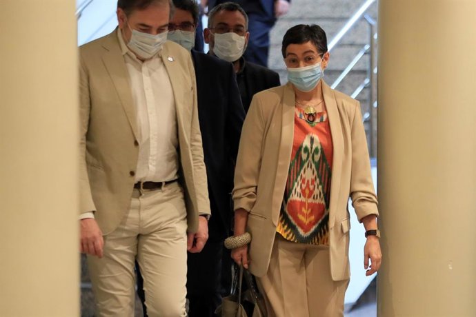 La ministra d'Afers exteriors, Unió Europea i Cooperació, Arancha González Laya (d), es dirigeix a comparéixer davant la Comissió d'Afers exteriors del Senat, aquest dijous a Madrid (Espanya), a 21 de maig de 2020.