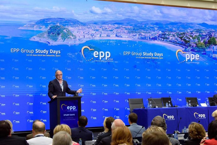 El vicepresidente del PPE, Esteban González Pons, interviene en la inauguración de las jornadas de trabajo del Partido Popular Europeo, EPP Group, en el Kursaal de Donosti. (Foto de archivo).