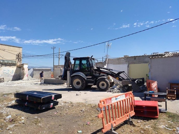 Una excavadora derriba una vivienda en Son Banya.