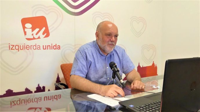 El portavoz de Izquierda Unida-Podemos de Toledo, Txema Fernández, en rueda de prensa.