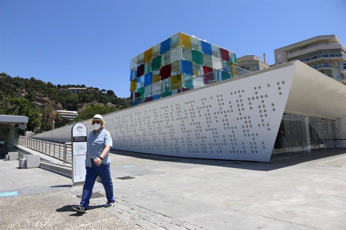Un hombre pasea por el entorno del Museo Pompidou de Málaga. 26 de mayo del 2020